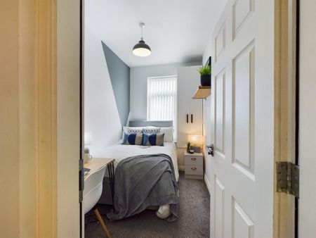 2 bedroom flat to rent - Photo 2