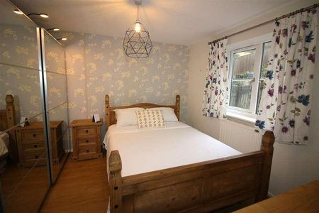 Biscombe Gardens, Saltash, PL12 - Photo 4