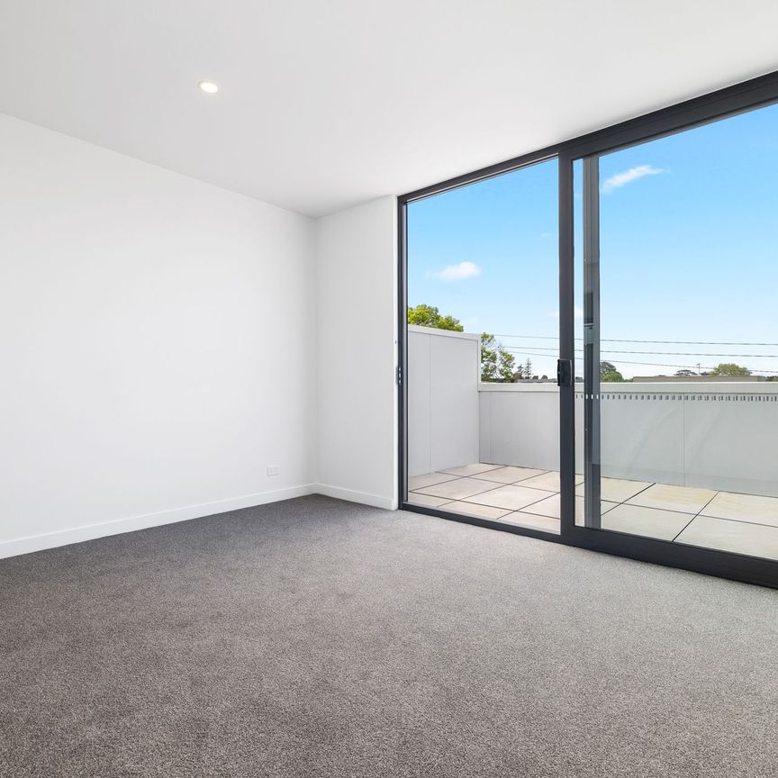 Luxury Three-Storey Townhouse in the Heart of McKinnon Secondary College Zone - Photo 1