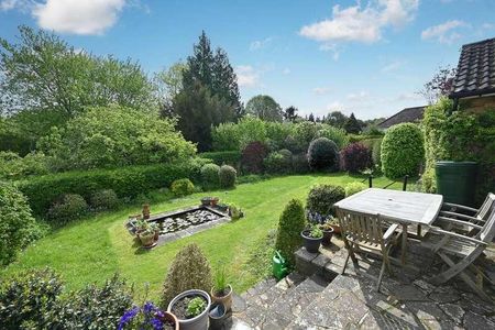 Merrow Chase, Merrow, GU1 - Photo 2