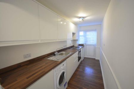 Delaporte Close, Epsom, Surrey, KT17 4AU - Photo 2