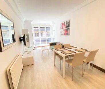 Piso en alquiler en Calle de la Marina - Photo 2