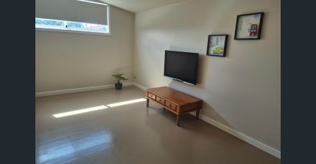 SPACIOUS, FURNISHED AND CENTRAL - Photo 3