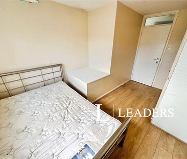 4 bedroom house to rent Long Meadow, Newcastle, ST5 - Photo 2