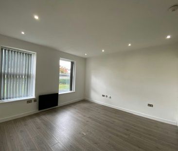 Flat to rent on - Photo 1