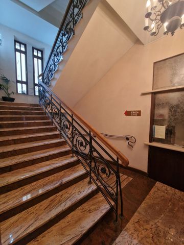 Wyjątkowe mieszkanie w prestiżowej kamienicy 65.73 m² - Zdjęcie 2