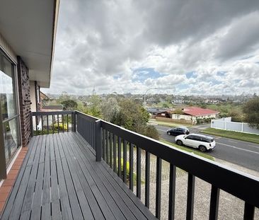 Spacious 4-Bedroom Home in Prime Browns Bay Location! - Photo 4