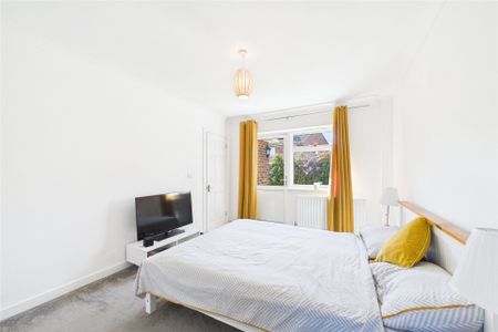 3 bedroom Bungalow in Ray Lea Road, Maidenhead - Photo 3