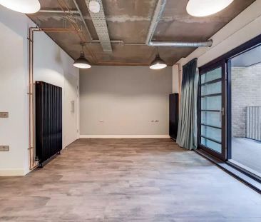 Studio - Photo 2