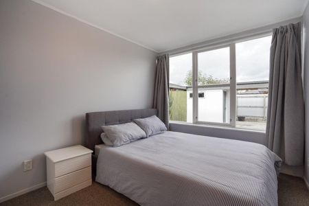 Three bedroom low-maintenance home - Photo 5