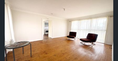 Cosy Three Bedroom Home in a Convenient Location! - Photo 4