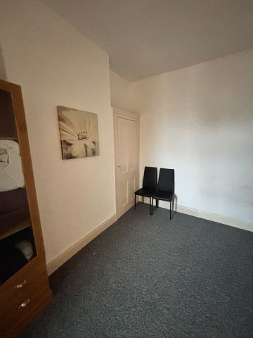 Room in a Shared Flat, Ashley Lane, M9 - Photo 3
