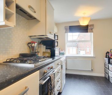 4 bedroom end of terrace house to rent - Photo 6