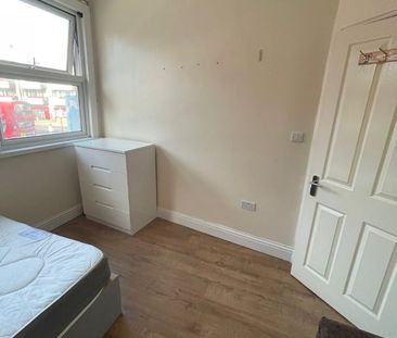 Room in a Shared House, Rancliff Road, E6 - Photo 5