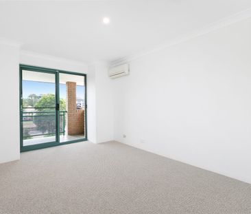 Top-Floor Apartment Offering Comfort & Convenience - Photo 1