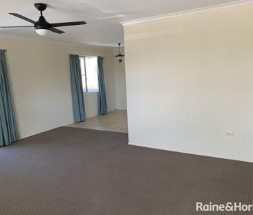 Spacious Family Home in a Quiet Cul-de-Sac! - Photo 2