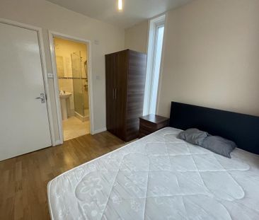 1 bedroom in a house share to rent - Photo 2