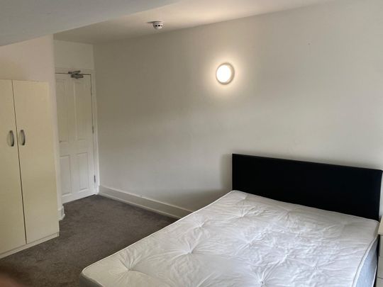Room in a Shared House, Brook Road, CR7 - Photo 1