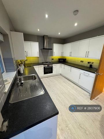 3 bedroom end of terrace house to rent - Photo 3