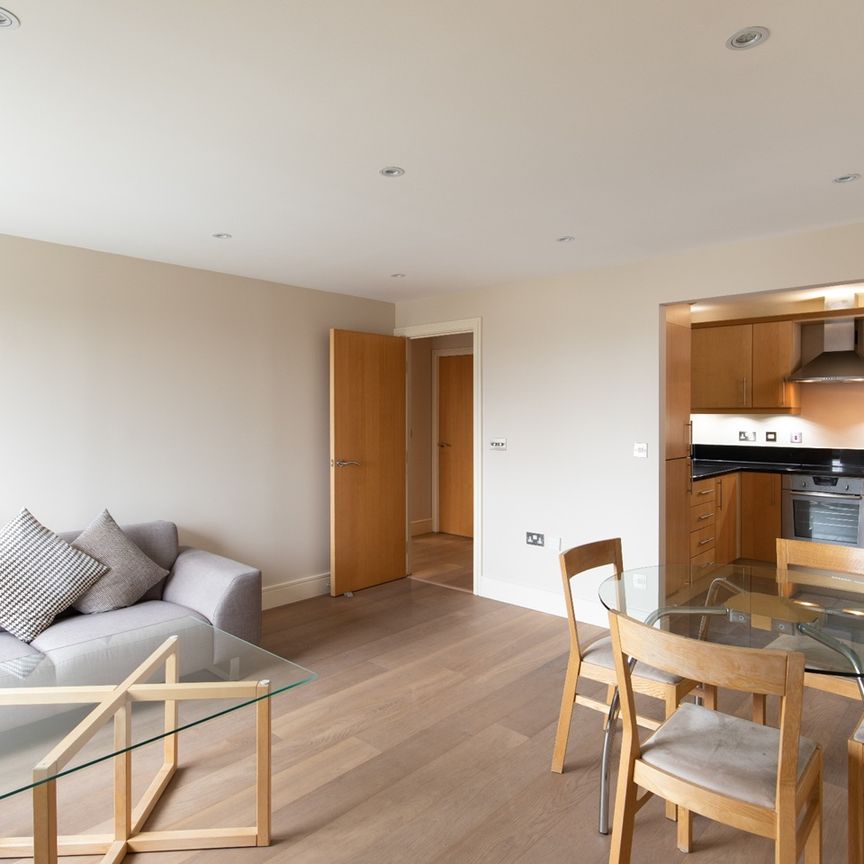 1 Bed Flat, Gainsborough House, E14 - Photo 1