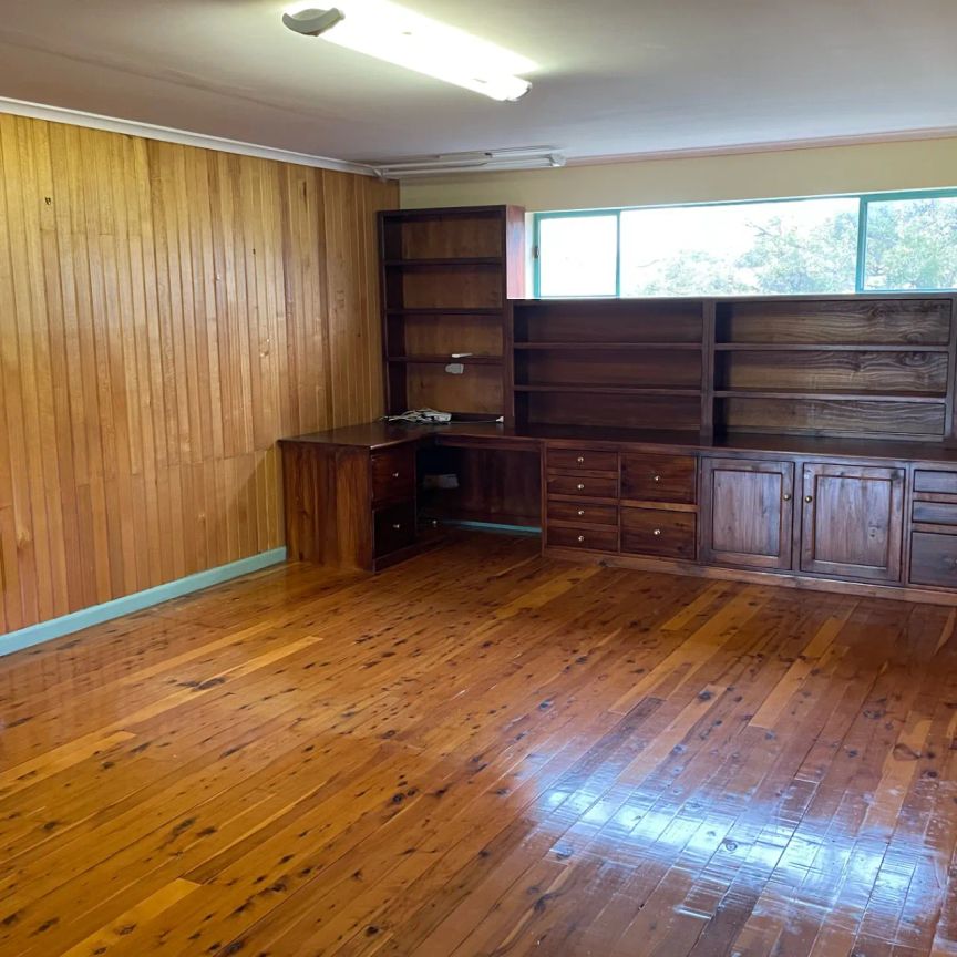 SPACIOUS AND SECURE FAMILY HOME IN CONVENIENT LOCATION! - Photo 1