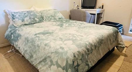 Large 1 bedroom flat with a large living room - Photo 3
