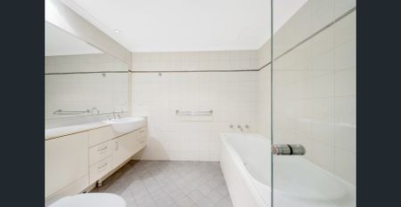 Chic Terrace-Style Townhouse with Double Garage in a Prime Location - Photo 5