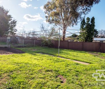 Family home in the heart of town - Photo 4