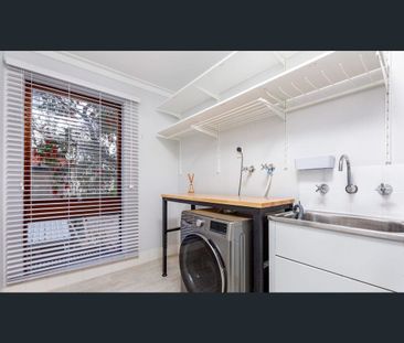 Cosy Como Townhouse with Newly Renovated Kitchen - Photo 1