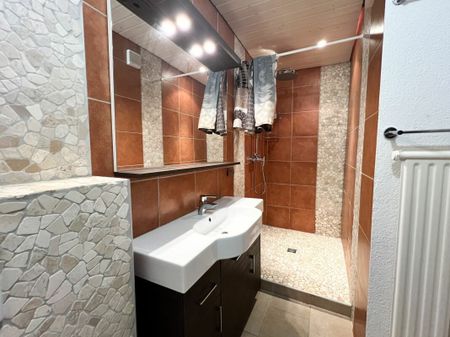 Bel appartement de 3 pièces dans une villa avec terrasse au Locle - Photo 3