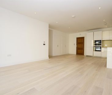 Pinewood Gardens, Teddington, Middlesex, TW11 - Photo 3
