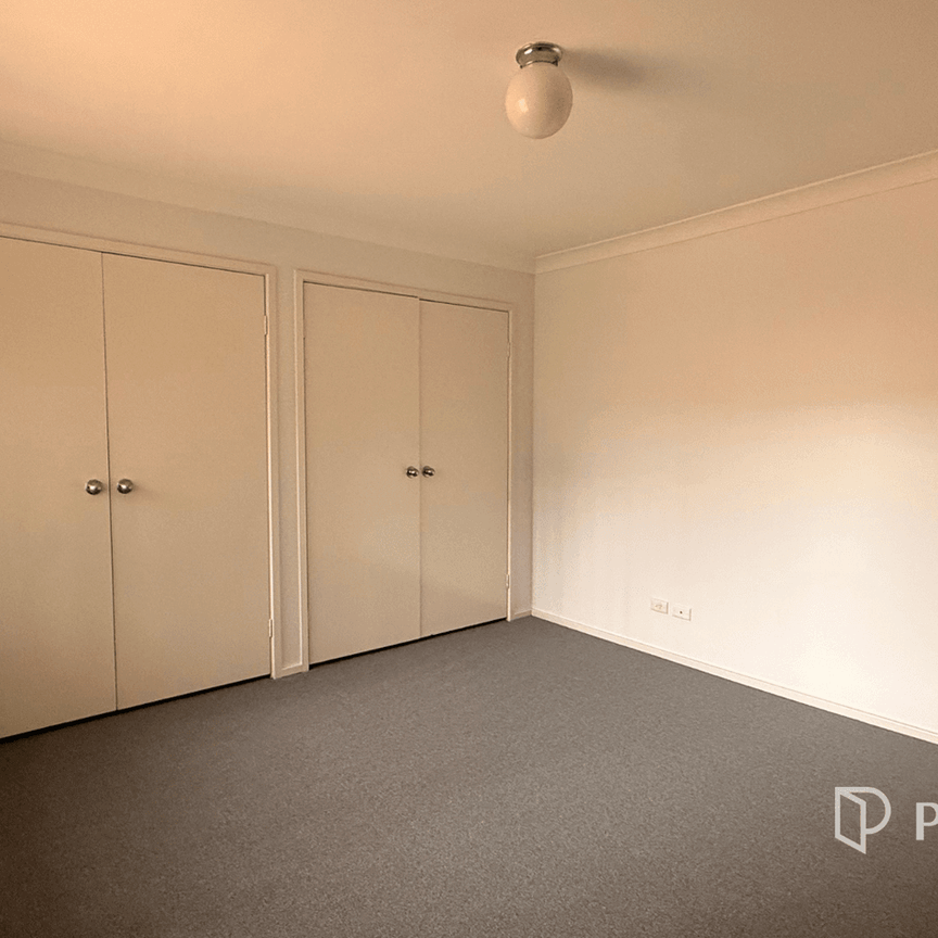 FRESHLY PAINTED 3 BEDROOM TOWNHOUSE - Photo 1