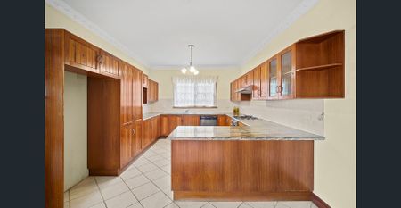 Spacious Family Home Right in the Heart of Burwood! - Photo 5