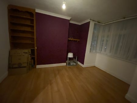 4 Bed Semi-Detached House, Lloyds Villas, E6 - Photo 3