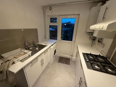 3 bedroom apartment to rent - Photo 4