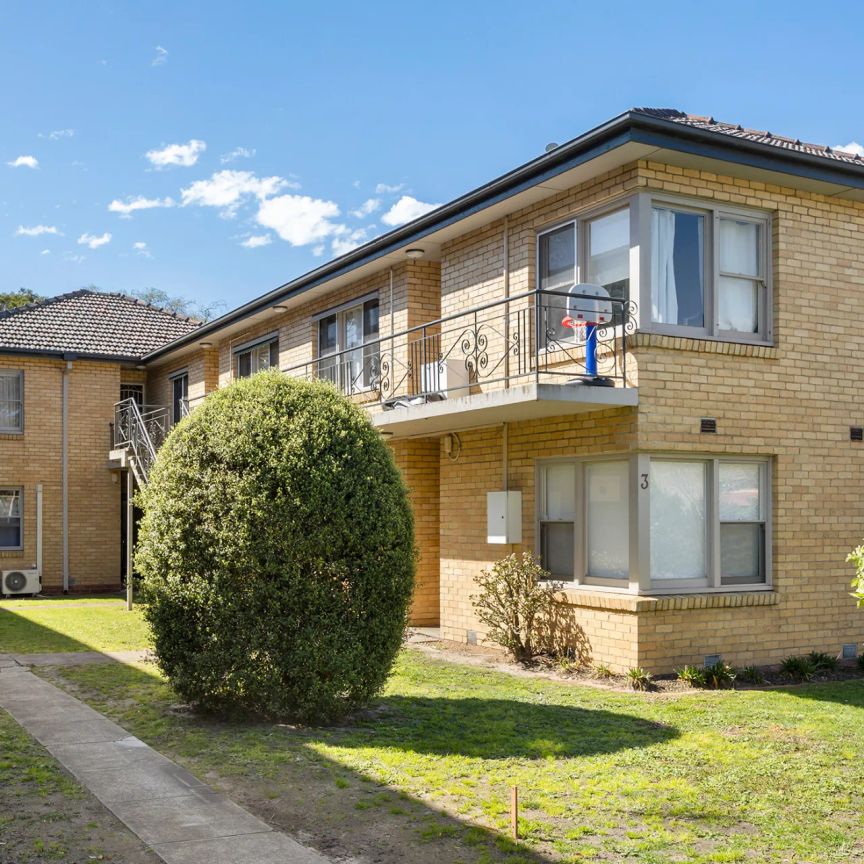 TWO BEDROOM IN QUIET BLOCK - Photo 1