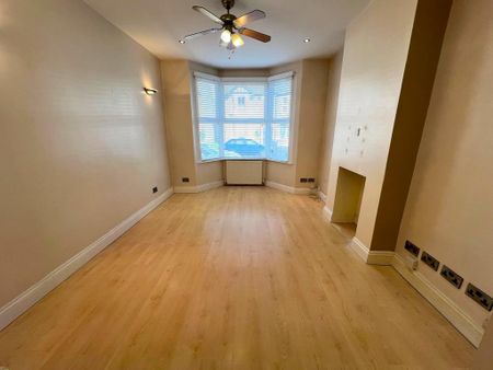 4 bedroom semi-detached house to rent - Photo 4