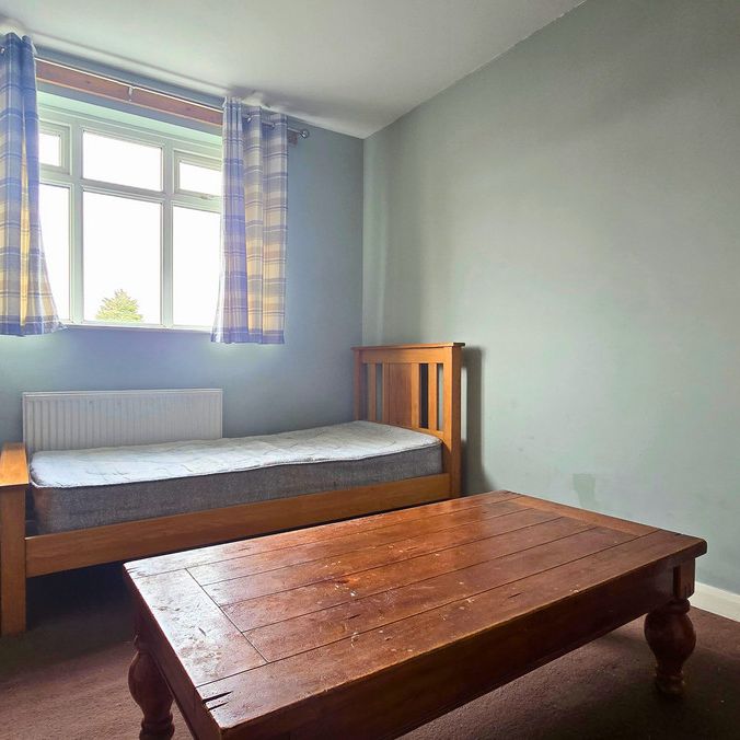 Studio To Let - Photo 1