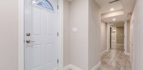 Bright and cozy basement apartment at Dupont & Christie - Photo 2