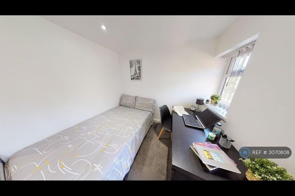 8 bedroom semi-detached house to rent - Photo 1