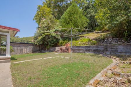 Freshly Painted 3 bedroom with Large Rear Garden - Photo 2