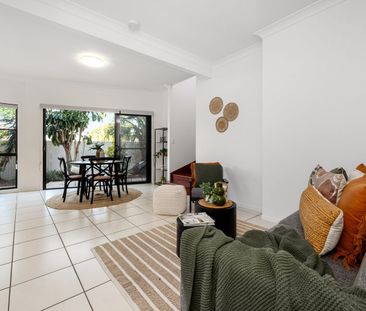 PRIVATE & SPACIOUS TOWNHOUSE IN THE HEART OF COORPAROO - Photo 1