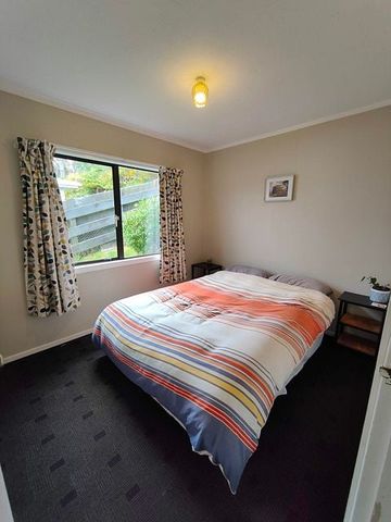 Charming 3 Bedroom house with Double garage - Photo 2