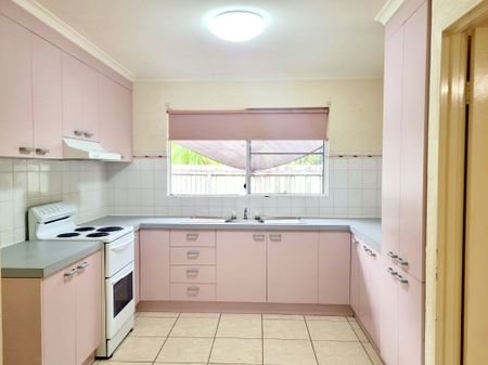 :: CHARMING UNIT IN THE HEART OF THE BUNDABERG WEST PRECINCT - Photo 5