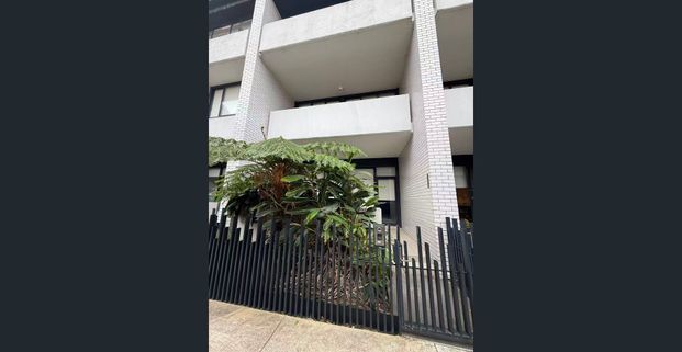 Townhouse Style 2 Bedroom Plus Study Apartment - Photo 1