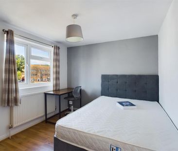 6 bedroom end of terrace house to rent - Photo 5