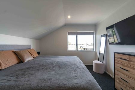 Beautifully Presented Three Bedroom Home - Photo 3