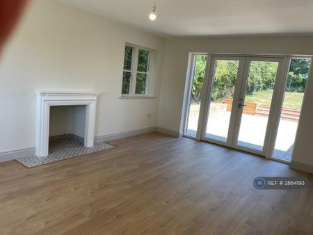 4 bedroom detached house to rent - Photo 2