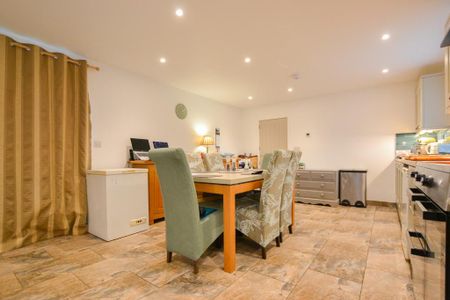 3 bedroom end of terrace house to rent - Photo 3
