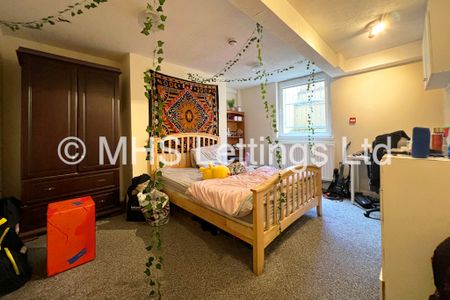 6 Bedroom Mid Terraced House for rent in Delph Mount - Photo 2